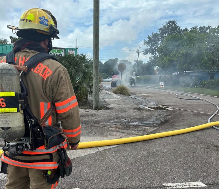 Un miembro del Departamento de Bomberos de Palm Harbor, en Florida, durante el incendio de uno de los vehículos.