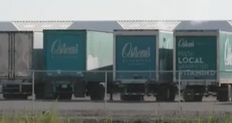 Captura de video de camiones con el nombre de la compañía Ostrom Mushroom Farms, cuya instalación en Washington tiene un nuevo dueño desde febrero. 