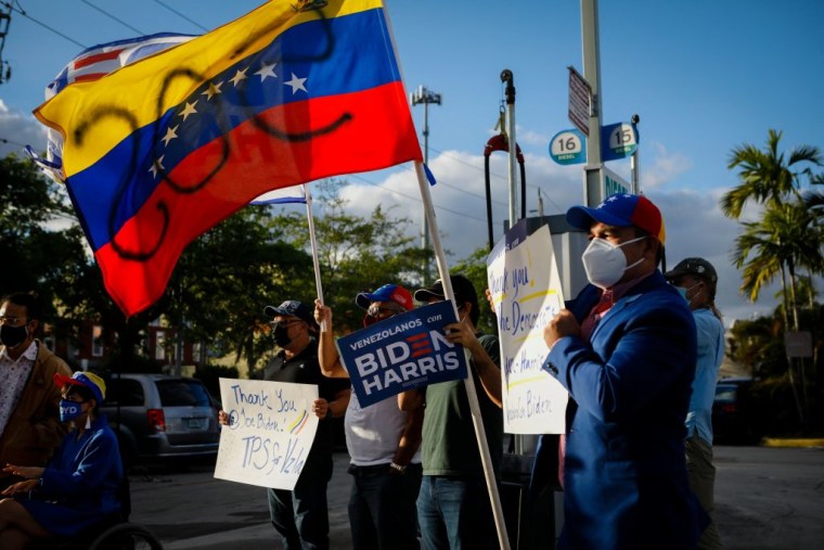 Venozolanos celebran en Miami, Florida, la aprobación del TPS para Venezuela en marzo de 2021.