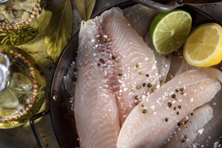 Los CDC han advertido que el consumo de pescado crudo o mal cocinado puede provocar infecciones bacterianas.
