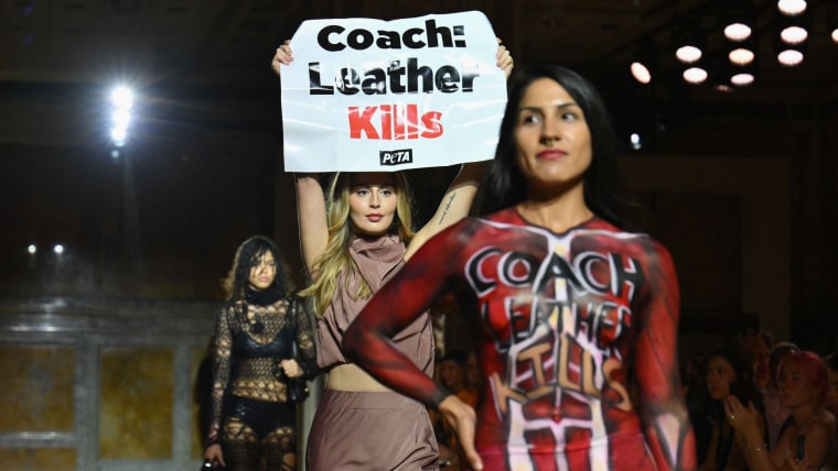 Activistas de PETa irrumpen el desfile de Coach en el New Tork Fashion Week, 2023.