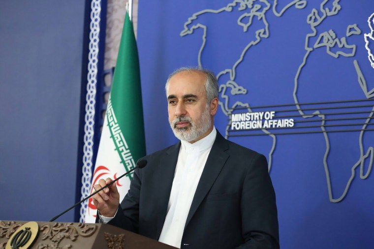 Nasser Kanaani, vocero de la cancillería iraní durante un discurso en Teherán, Irán. 