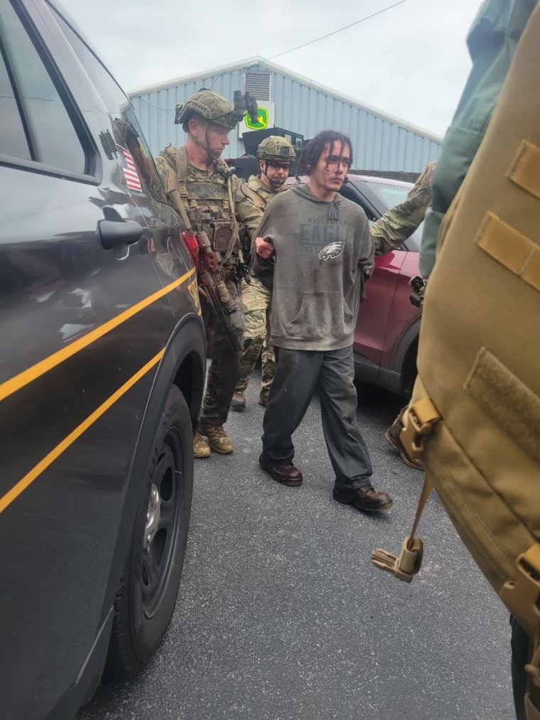 El fugitivo Danelo Cavalcante es escoltado por agentes de la policía estatal de Pennsylvania pocos minutos después de su captura este miércoles 13 de septiembre. 