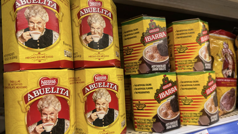 Chocolate Abuelita en estantes de un supermercado en Albuquerque, Nuevo México