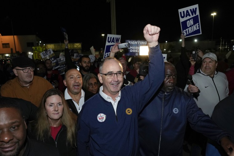 El presidente de United Auto Workers, Shawn Fain, camina con miembros del sindicato en huelga en la planta de ensamblaje de Ford en Wayne, Michigan, la madrugada de este viernes.