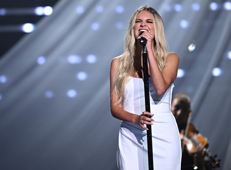 kelsea ballerini dress change