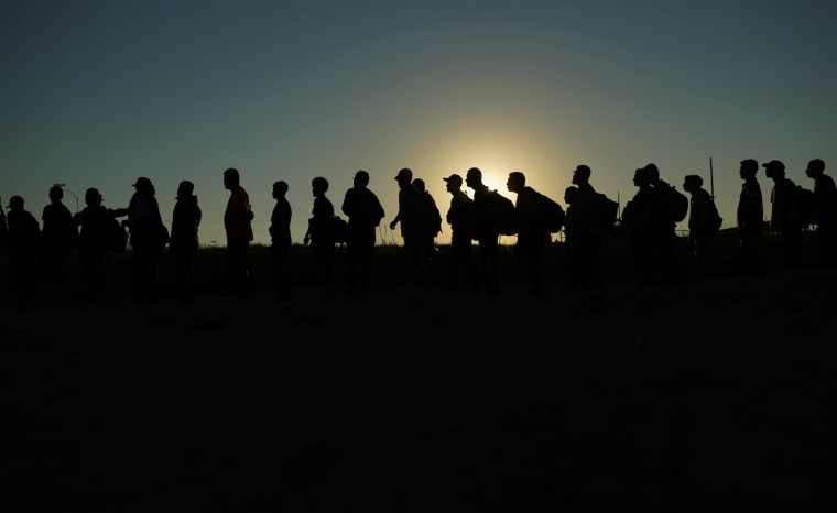 Migrantes que cruzaron el Río Grande desde México hacían fila para ser procesados por la Patrulla Fronteriza en Eagle Pass, Texas, el sábado 23 de septiembre de 2023.