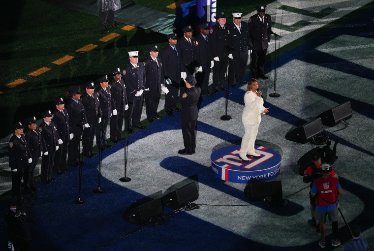Queen Latifah Sings National Anthem at GiantsCowboys NFL Game(02)