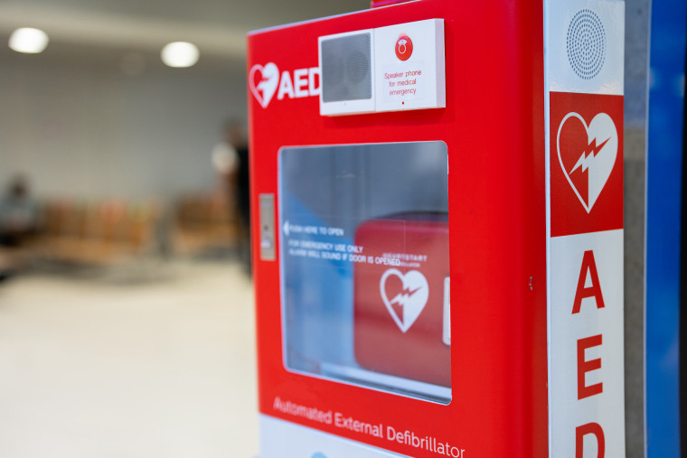 Es común ver desfibriladores externos automáticos (AED por sus siglas en inglés) colocado en la pared en lugares públicos.
