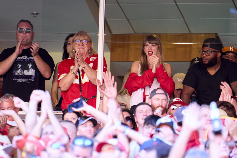 Taylor Swift cheers on Travis Kelce at Kansas City Chiefs game