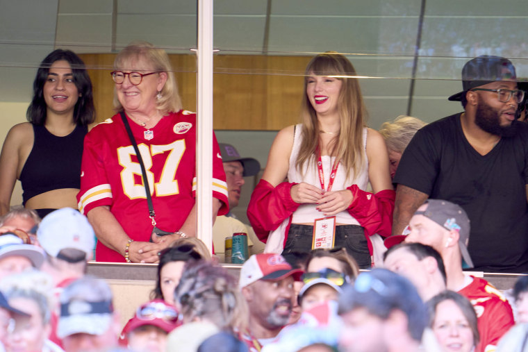 Taylor Swift went to watch Travis Kelce's Chiefs play the Bears and is  sitting next to his mom 