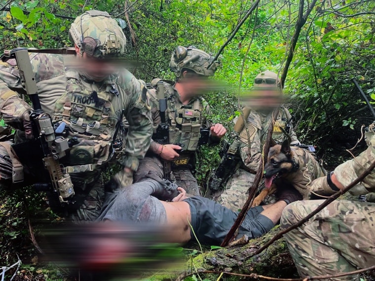 Los agentes que localizaron a Danelo Cavalcante aparecen en esta imagen con el reo y con Yoda, el perro de la Patrulla Fronteriza que lo retuvo.