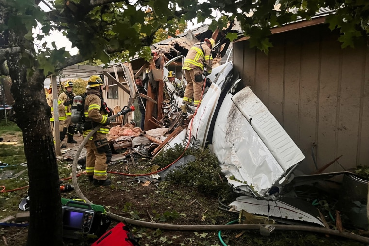 2 dead, 1 injured after plane crashes through roof of home in Oregon 