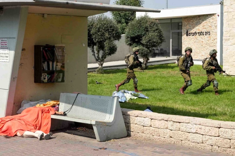 Image:Israeli soldiers secure an area near the bodies of civilians killed by a Palestinian militant attack in Sderot.