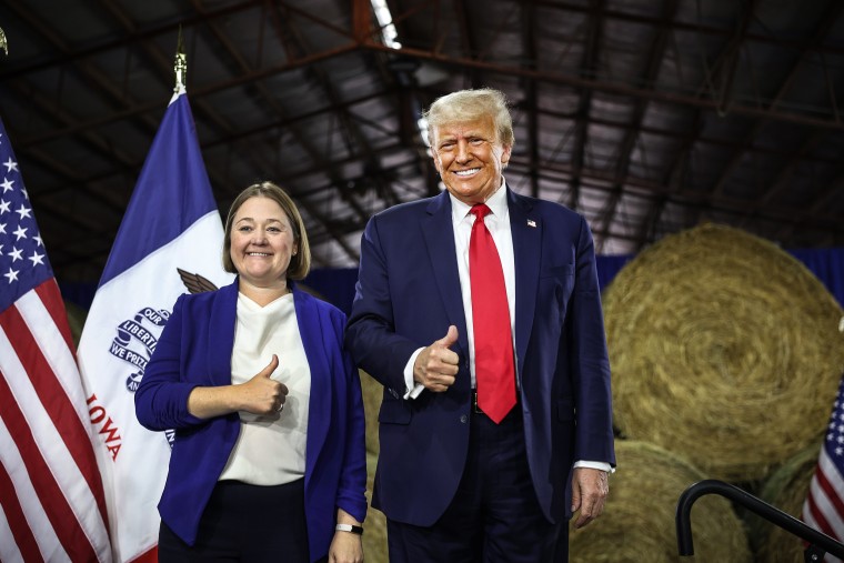 Image: Donald Trump poses with Iowa Attorney General Brenna Bird 