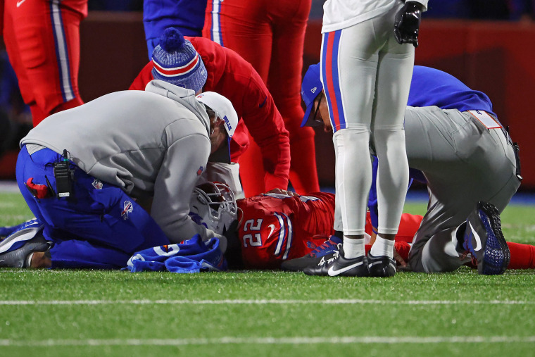 Buffalo Bills star leaves pitch in ambulance after sickening neck injury  during NFL clash - Mirror Online