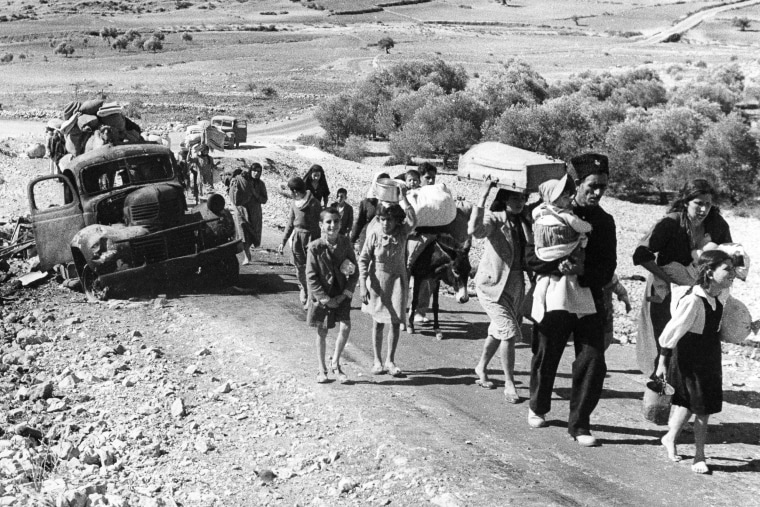 palestinian flee evacuate family bw Nakba