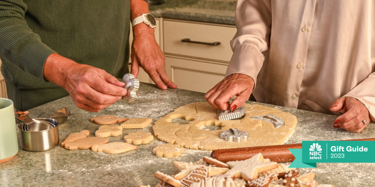The best gifts for bakers include stand mixers, cake decorating sets, cookie sheets and more
