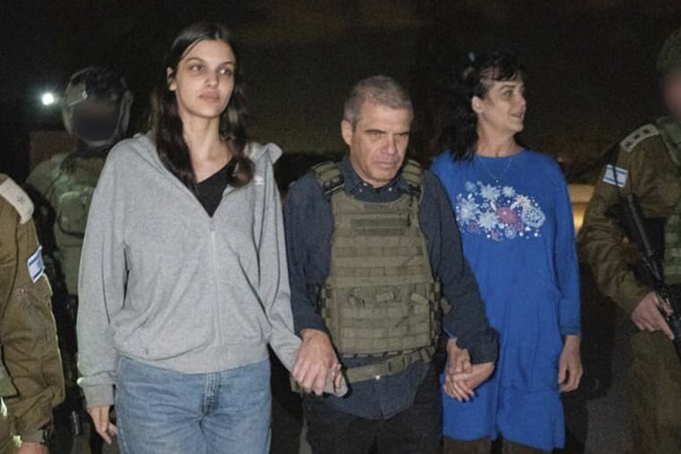 Judith Raanan (sağda) ve 17 yaşındaki kızı Natalie'ye, 20 Ekim 2023'te Gazze Şeridi'ndeki esaretten İsrail'e dönerken Başbakan Benjamin Netanyahu'nun rehinelerin ülkelerine geri gönderilmesinden sorumlu özel koordinatörü Gal Hirsch eşlik ediyor. 