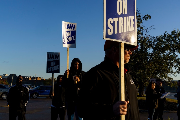 A picket line outside the Ford Motor Co. Kentucky Truck Plant in the early morning hours.