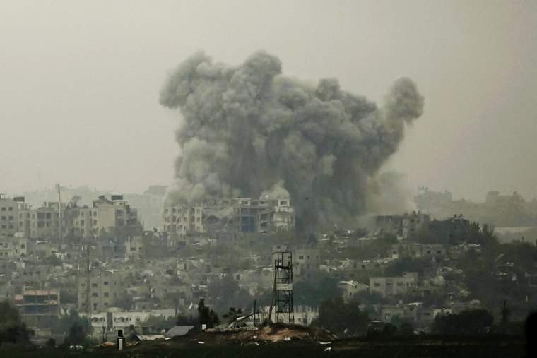 Дым над Бейт-Хануном в секторе Газа от израильского удара 27 октября 2023 года.