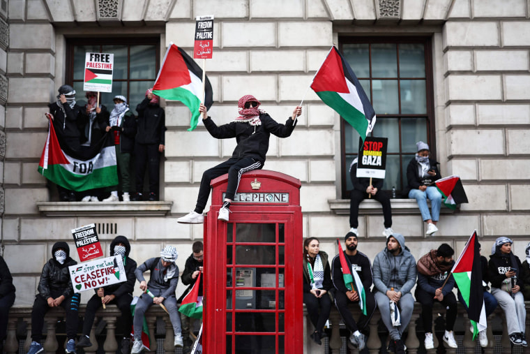 Protesters shut New York's Grand Central for Gaza solidarity