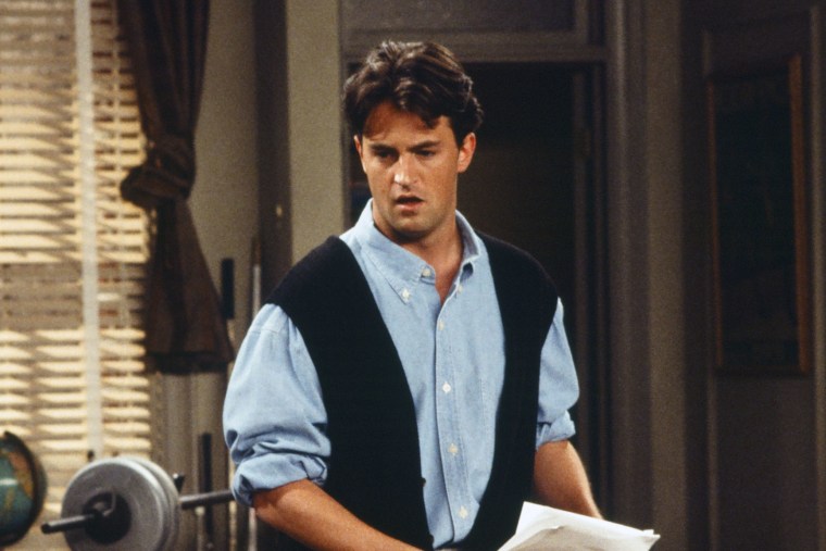 RIP------------- - Page 25 231028-matthew-perry-friends-mjf-2031-79fbcb