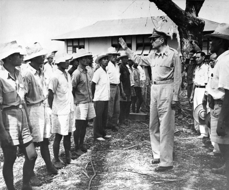 Douglas MacArthur with Filipino guerrillas