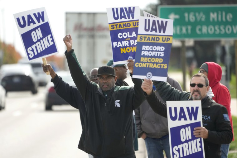 Miembros del sindicato de los trabajadores de la industria automotriz UAW se manifiestan en Sterling Heights, Michigan, el 23 de octubre de 2023.
