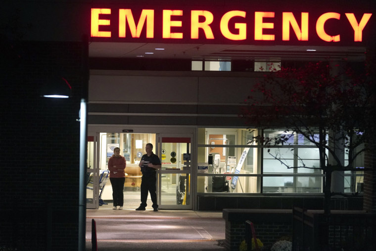 Un guardia de seguridad protege la entrada del Centro Médico Central de Maine, en Lewiston, el 25 de octubre de 2023.
