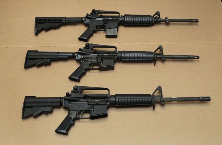 Tres variaciones del rifle de asalto AR-15 se exhiben en el Departamento de Justicia de California en Sacramento, California, el 15 de agosto de 2012.