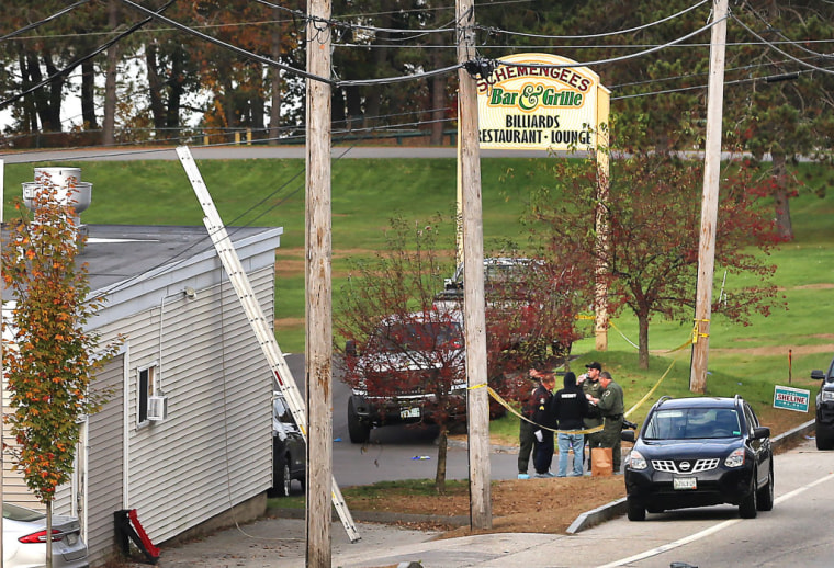 La policía inspecciona el Schemengees Bar and Grille en el que ocurrió uno de los dos tiroteos en Lewiston, Maine.