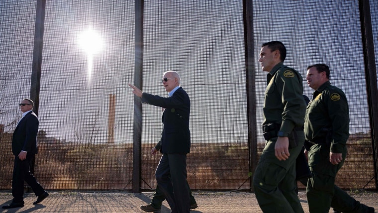 El presidente, Joe Biden, camina cerca de un tramo de muro fronterizo en El Paso, Texas, en enero de 2023
