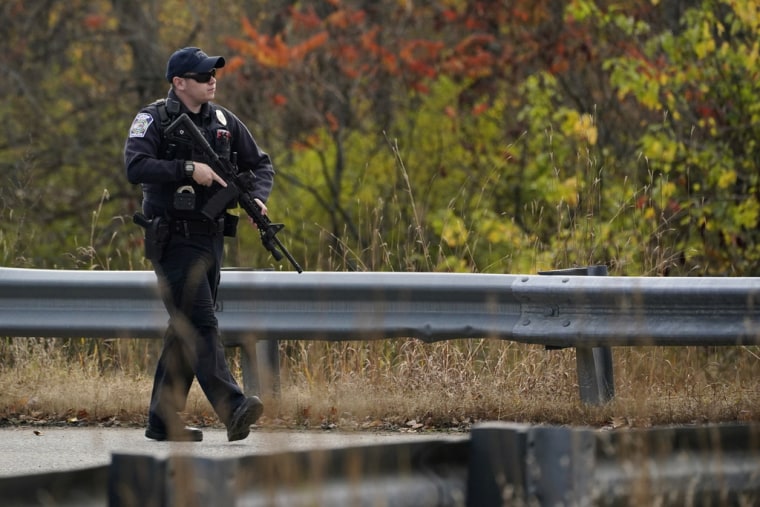 Un agente de policía durante la búsqueda del sospechoso del tiroteo en Maine.