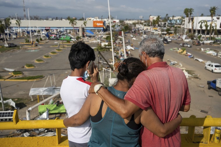 Pobladores miran los daños causados por el huracán Otis en Acapulco, México.