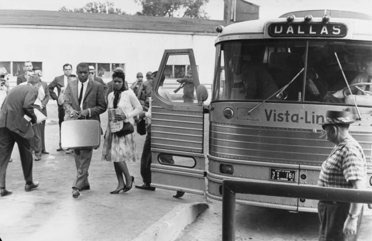 Activistas de derechos civiles conocidos como los ‘Pasajeros de la Libertad’ desembarcan de su autobús en ruta desde Montgomery, Alabama, a Jackson, Mississippi, mientras buscan imponer la integración mediante el uso de salas de espera ‘solo para blancos’ en las estaciones de autobuses.