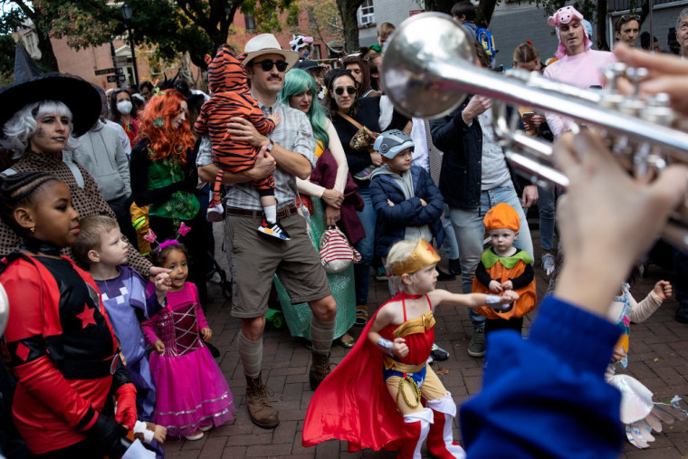Padres con sus hijos durante la celebración de Halloween en Brooklyn, Nueva York, el 31 de octubre de 2021.