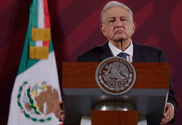 El presidente mexicano Andrès Manuel López Obrador, habla en la Ciudad de México, tras el paso del huracán Otis, el 25 de octubre de 2023.

