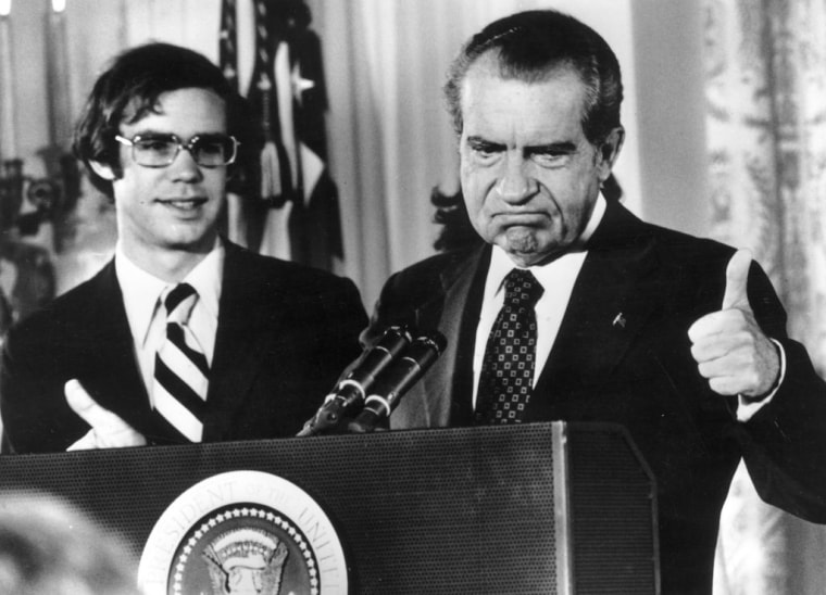 Richard Nixon (1913-1994) extiende el pulgar tras su dimisión como 37mo presidente de Estados Unidos. Su yerno David Eisenhower lo acompaña mientras se despide de su personal en la Casa Blanca en Washington D.C.