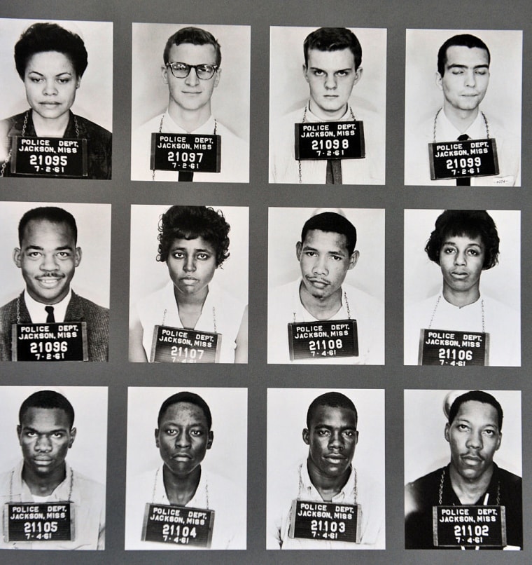 El 4 de mayo de 1961, James Farmer condujo a 13 Freedom Riders (siete negros y seis blancos) fuera de Washington D.C. en autobuses Greyhound y Trailways.