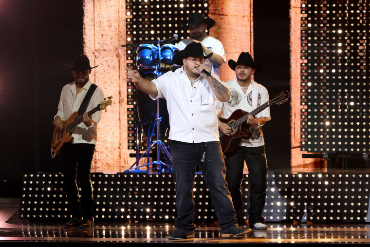 Grupo Frontera canta en Premios Billboard 2023.