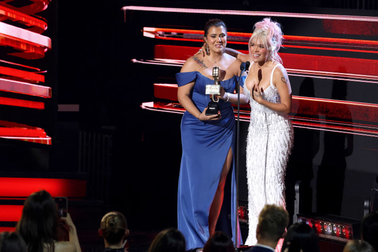 Karol G recibe en el escenario el premio Espíritu de la Esperanza en los Premios Billboard 2023, acompañada de Valentina Bueno, directora de Fundación Con Cora.