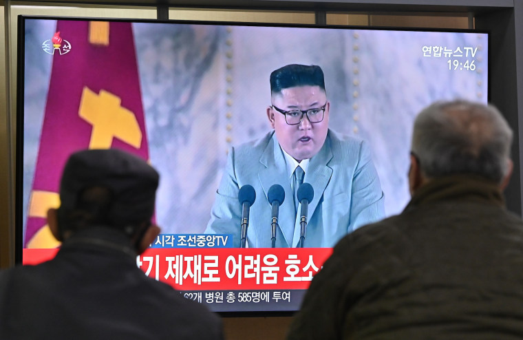 La gente ve la transmisión del discurso del líder norcoreano Kim Jong Un el 10 de octubre de 2020. Un video del mismo discurso circula ahora con subtítulos falsos, atribuyéndole al político palabras sobre la guerra entre Hamas e Israel.