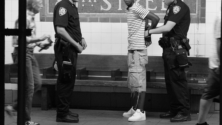 Policías de Nueva York esposan a un ciudadano en una estación del metro.