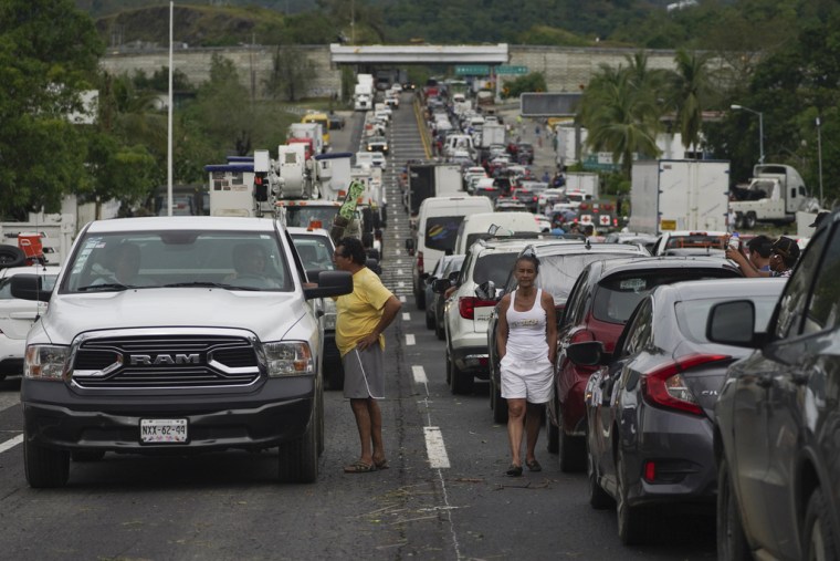 La gente espera afuera de sus autos a que los equipos de emergencia despejen las carreteras después de que el huracán Otis azotara Acapulco, México, el miércoles 25 de octubre de 2023. 