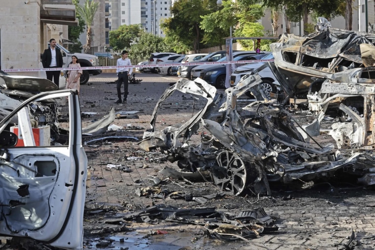 Vehículos destruidos en la ciudad israelí de Ashkelon.