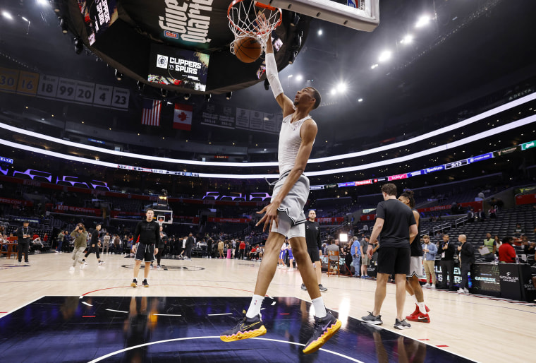 Victor Wembanyama dunks in warmups before game against the Clippers