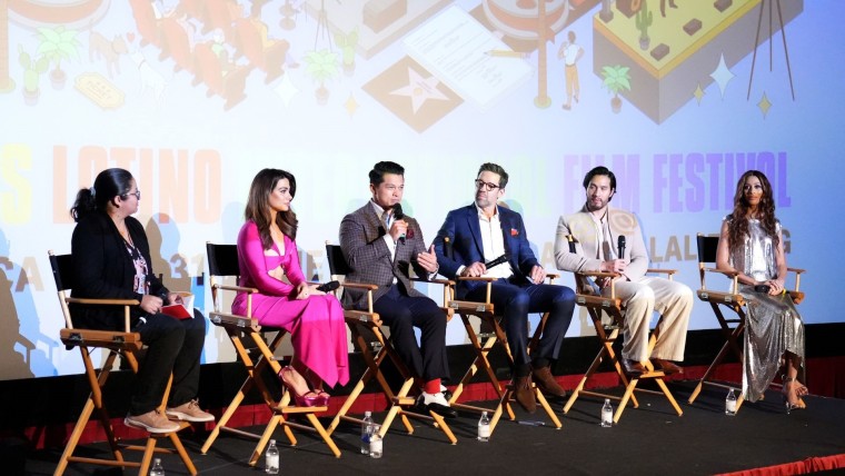 Seis creativos y actores latinos de EE.UU. con micrófono en mano participan en un foro sobre la serie de Prime Video "With Love" durante el Los Ángeles Latino International Film Festival en junio de 2023