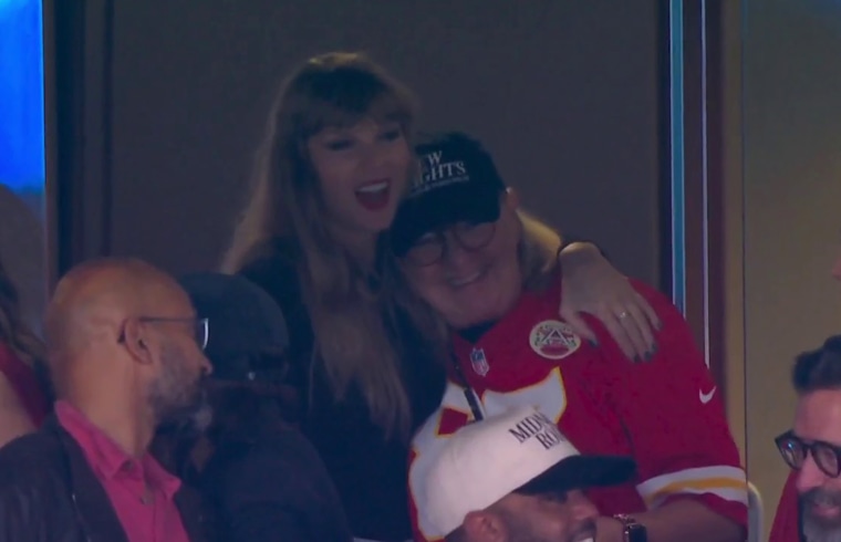 Taylor Swift / Donna Kelce hugging.
