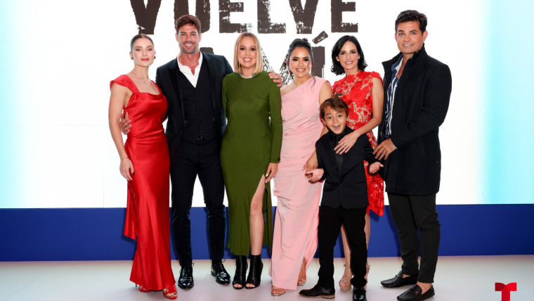 Elenco de 'Vuelve a Mí' en la premiere en Miami